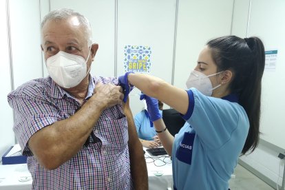 Un almeriense recibe su vacuna.