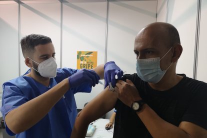 Salud empieza a inmunizar a la población de mayor riesgo.