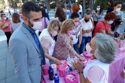Fernández-Pacheco en la concentración junto a la Asociación de Mujeres Mastectomizadas de Almería (AMAMA