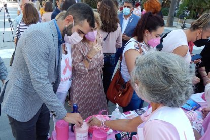 Fernández-Pacheco en la concentración junto a la Asociación de Mujeres Mastectomizadas de Almería (AMAMA) haciendo una donación