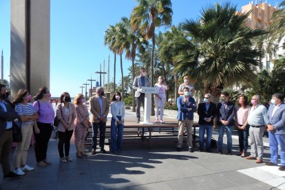 Fernández-Pacheco participa en la concentración junto a la Asociación de Mujeres Mastectomizadas de Almería (AMAMA)