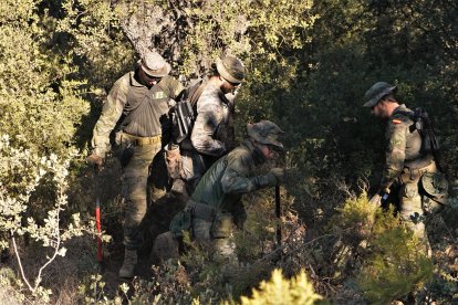 Legionarios cavan un foso para ocultar un puesto de tiradores