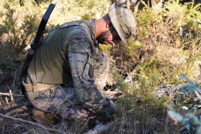 Un legionario monta una estructura para el camuflaje