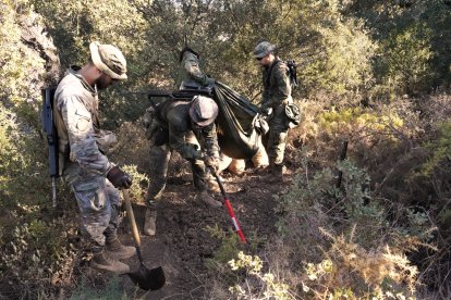 La X Bandera cava en el ejercicio de combate en bosque