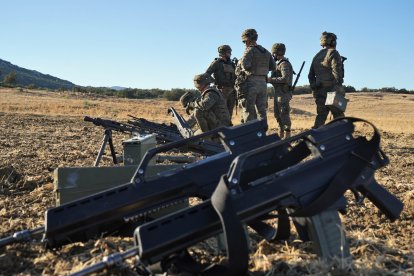 Legionarios de la X Bandera preparan las armas para unas prácticas con fuego real