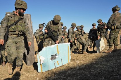 Legionarios examinan los impactos en el campo de tiro número 2 de Las Navetas