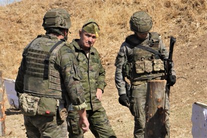 El general Melchor Marín, acompañado de un teniente y el capitán Jiménez de la IV Tercio Alejandro Farnesio