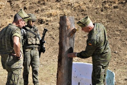 El jefe de la Legión, acompañado del coronel De Meer, inspecciona los impactos en un tronco y la fragmentación de los proyectiles