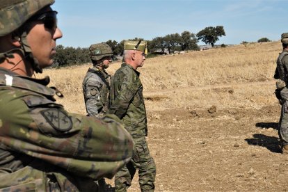 El general Melchor Marín durante el ejercicio de tiro en Las Navetas