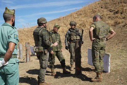 El general Melchor Marín durante el ejercicio de tiro en Las Navetas