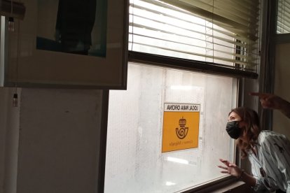 La concejal de Urbanismo revisando la instalación