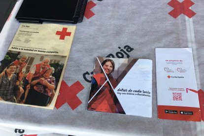 Material en una de las mesas que Cruz Roja tiene en la capital.