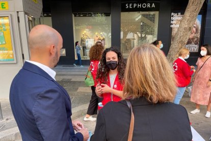 Cruz Roja, este jueves, en el Paseo de Almería.