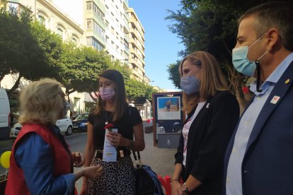 Maribel Sánchez, Ángela Martínez y Antonio Alastrué hablando con una voluntaria de Cruz Roja.