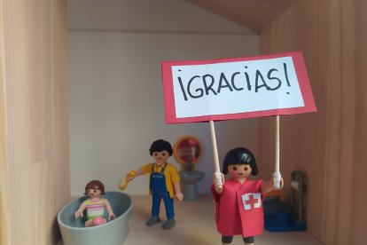 Decoración en la mesa informativa del Departamento de Infancia de Cruz Roja.