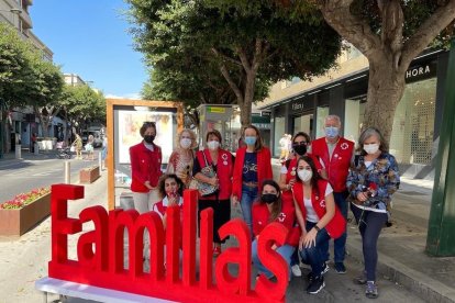 La subdirectora de La Voz, Antonia Sánchez, con técnicos y voluntarios del Departamento de Familias de Cruz Roja.
