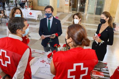 Entrega de claves como símbolo de agradecimiento a los representantes de las instituciones en El Ejido.