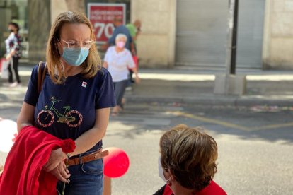 La subdirectora de La Voz, Antonia Sánchez, con una voluntaria del Departamento de Familias de Cruz Roja.