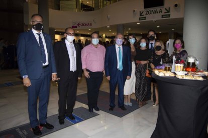 Baldomero Martínez, alcalde de Felix, Manuel Flores, primer teniente alcalde de Felix, Eduardo Ruiz, de la AA.VV San Benito, Antonio Bonilla, alcalde de Vícar, Vanesa Lidueña, concejala de Vícar, Ana Callejón, AA.VV. San Benito, Sergio Martín, concejal de Vícar, M.ª García, concejala de Vícar y Clementina Ortiz, concejala de Vícar.