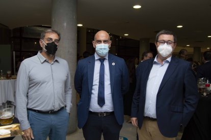 Juan Carlos Rodríguez, director de área de Poniente de Unicaja, Jesús Barranco, premiado de La Unión, y Manuel Navarro, director de producción de La Unión.Juan Carlos Rodríguez, director de área de Poniente de Unicaja, Jesús Barranco, premiado de La Unión, y Manuel Navarro, director de producción de La Unión.