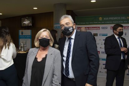 M.ª Carmen González, de la Asociación El Timón, junto a Juan Fernández, consejero delegado de La Voz.