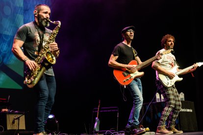 Los integrantes del grupo de música ‘Corazón Oxidado’ fueron los encargados de amenizar la noche con sus versiones de Fito y los Fitipaldis ante un auditorio entregado