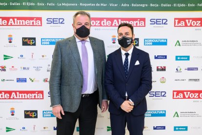 Miguel Sainz Romero, responsable de Comunicación y Relaciones en El Corte Inglés, y Ricardo Céspedes, director Comercial de CM, posan junto al photocall de la Gala de los Premios del Poniente Almeriense de La Voz de Almería.