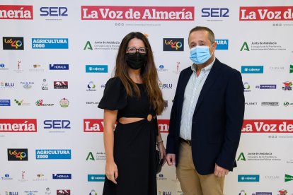 José Luis González e Inmaculada Fernández, de Biosur, en el photocall de la Gala de Premios del Poniente.