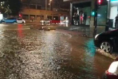 Coches atrapados por el agua.