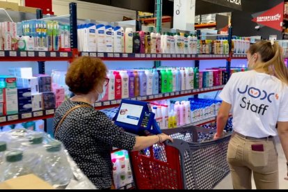 Una clienta hace uso del carrito.