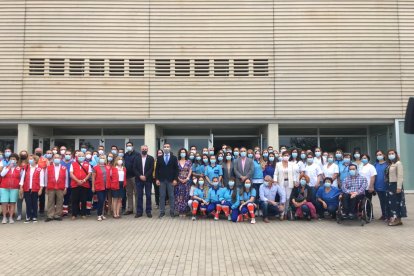 Foto de familia a las puertas del Palacio de los Juegos Mediterráneos.