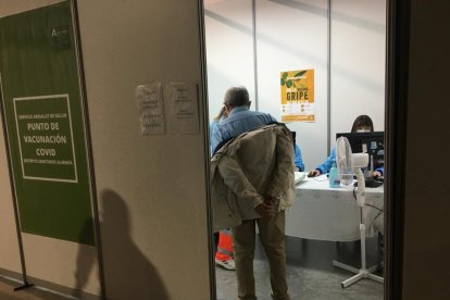 Sigue la actividad en el principal punto de vacunación de la capital.
