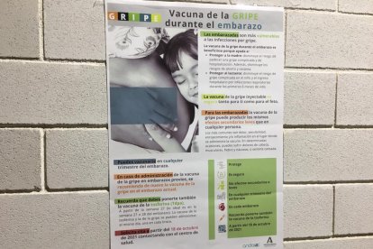 Cartelería con información de la campaña de vacunación de la gripe.