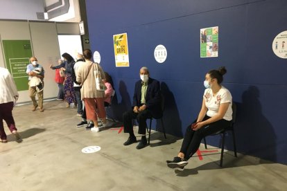 Almerienses que esperan recibir su vacuna.