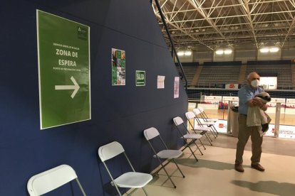 Toca esperar unos minutos tras recibir el pinchazo.