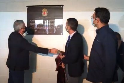 Descubrimiento de la placa.