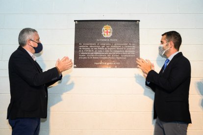 Momento tras el descubrimiento de la placa.