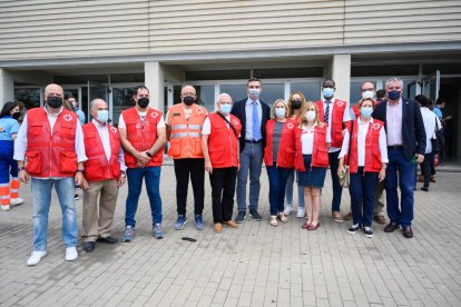 El alcalde posa con voluntarios de Cruz Roja.
