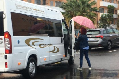 Los paraguas, imprescindibles para esta mañana.