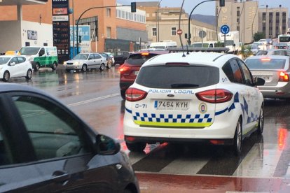 Un vehículo de la Policía Local en la Avenida del Mediterráneo.