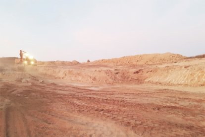 Excavación de cimentaciones para el viaducto Los Feos en Los Arejos-Níjar.