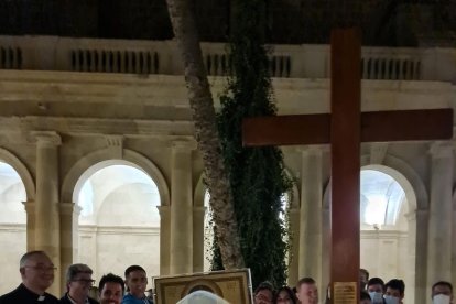 Jóvenes junto a Gómez Cantero, la Cruz y el Icono de la Virgen de la JMJ, en el Claustro de la Catedral.