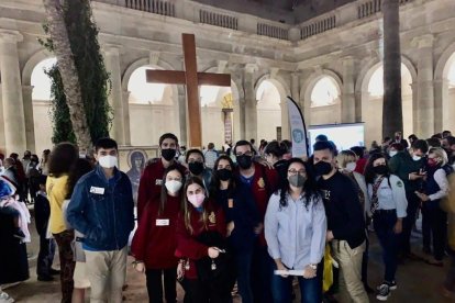 Jóvenes de la Hermandad del Prendimiento, en el Claustro de la Catedral.