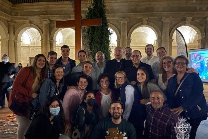 La Hermandad del Silencio, junto a Gómez Cantero en el Claustro de la Catedral.