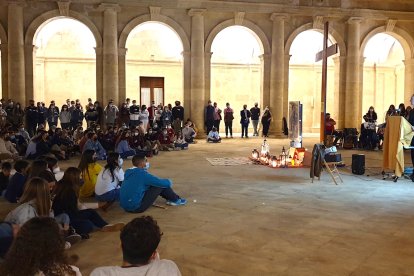 Un momento de la vigilia celebrada en el Claustro de la Catedral.