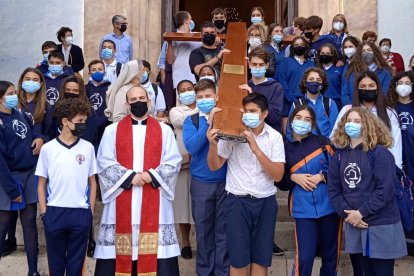 Alumnos del Saladares y el Altaduna, con la Cruz de la JMJ en Dalías.