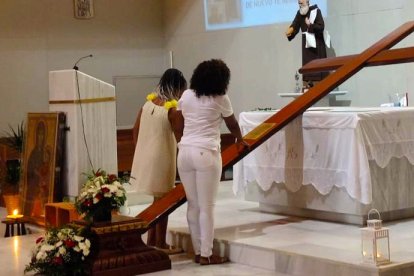 La Cruz de la JMJ, en la parroquia de las 200 viviendas de Roquetas de Mar.