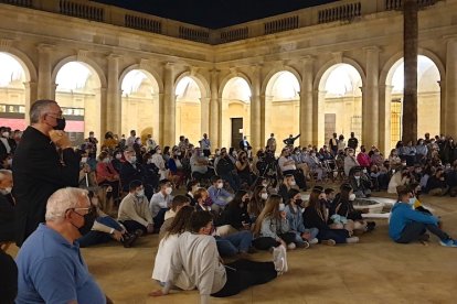 Gómez Cantero, junto a los jóvenes que llenaron el Claustro de la Catedral.