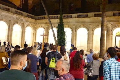 Llegada de la Cruz de la JMJ al Claustro de la Catedral.