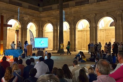 El Claustro de la Catedral, lleno de jóvenes.